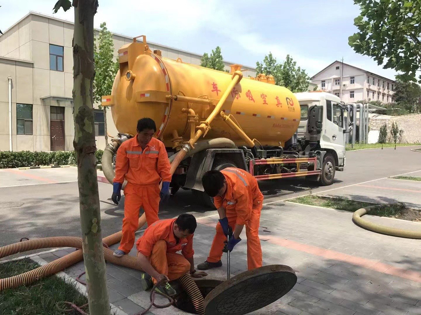 彰武管道疏通车停在窨井附近