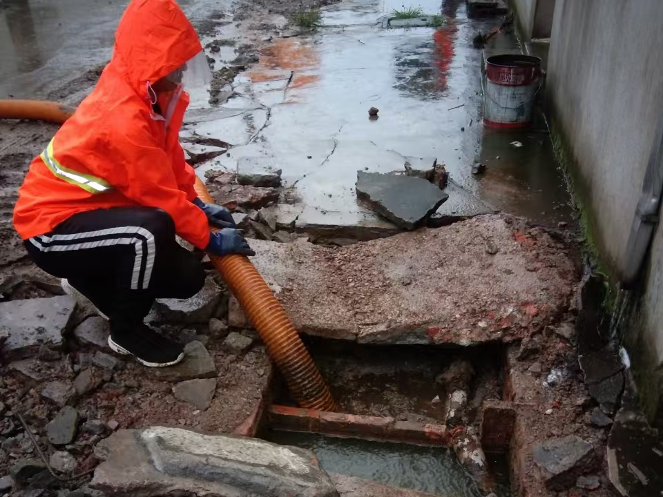 彰武专业清理污水池 炜誉市政以规范流程守护城市 “肠道”